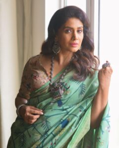 Sonali Kulkarni Instagram - Waiting.. you know for whom.. ☔️ 

Styled by : @prachethestylist
Assisted by : @stylistmanasi
Saree : @archanajaju.in @elevate_promotions
Jewlery :  @azotiique
Hair : @hairby_vidhya 
📸 : @kaustubh_gokhale