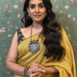 Sonali Kulkarni Instagram - Feeling beautiful.. Do you remember birthday boy @milindphatak , you had gifted me this gorgeous saree 😍 I know it’s your birthday, but I am loving my gift 💛 Styled by : @prachethestylist 💕 HMU : @bhaktiborade_hairstylist
