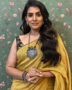 Sonali Kulkarni Instagram - Feeling beautiful..
Do you remember birthday boy @milindphatak , you had gifted me this gorgeous saree 😍 I know it’s your birthday, but I am loving my gift 💛

Styled by : @prachethestylist 💕
HMU : @bhaktiborade_hairstylist