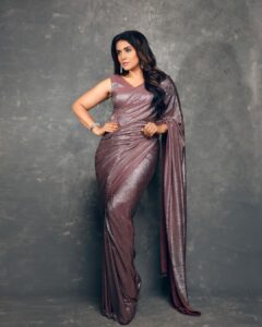 Sonali Kulkarni Instagram - बदन पे सितारे लपेटे हुए ✨✨✨
.
.
.

Styled by - @prachethestylist
Assisted by - @styledby_bhakti @stylistmanasi
 Outfit -  @roots_by_rohini
Jewlery - @rosaamoris
Hair - @hairby_vidhya 
Makeup- @u.upendra1982 
📸 - @shrutisbagwe