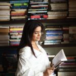 Sonali Kulkarni Instagram - My happy place .. 📚 Styled by : @prachethestylist Assisted by : @styledby_bhakti MUA : @twinkledhariya Hair : @bhaktiborade_hairstylist Jewellery: @lagubandhu 📸 : @shrutisbagwe #worldbookday#worldbookday2023