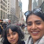 Sonali Kulkarni Instagram - Pretty girls walk like this in New York … 🇺🇸🗽 #instareels#sokul #motherdaughtertime #vacation #family