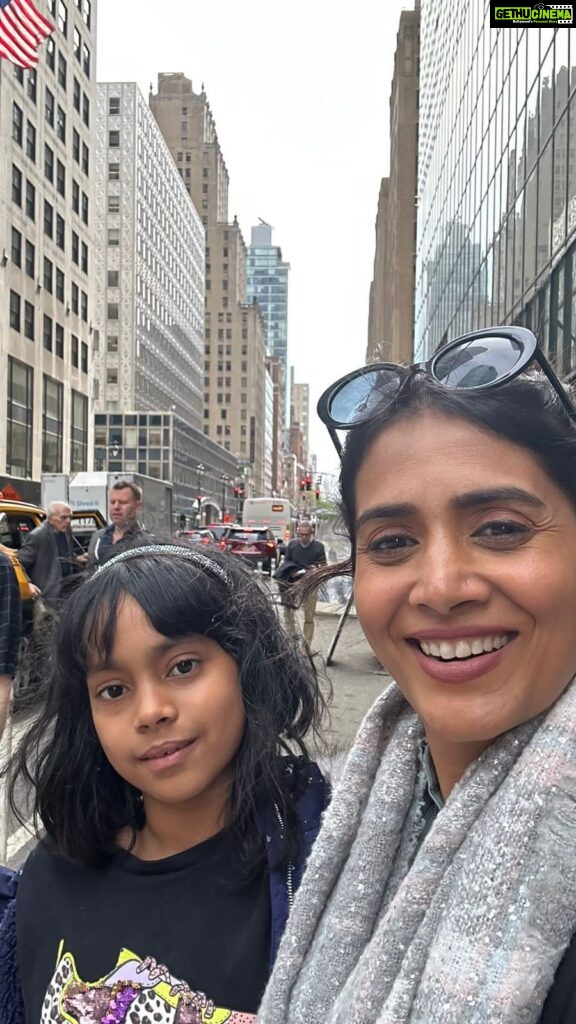 Sonali Kulkarni Instagram - Pretty girls walk like this in New York … 🇺🇸🗽 #instareels#sokul #motherdaughtertime #vacation #family