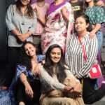 Sonali Kulkarni Instagram - Celebrating 500k insta family with my core family 😍😍💃 Gratitude 🤗 @prachethestylist @shruu_t @styledby_bhakti @stylistmanasi @bhaktiborade_hairstylist @u.upendra1982 @sujeetyadav4058 @nehanee #500k#500kfollowers#instareels#team#sokulteam