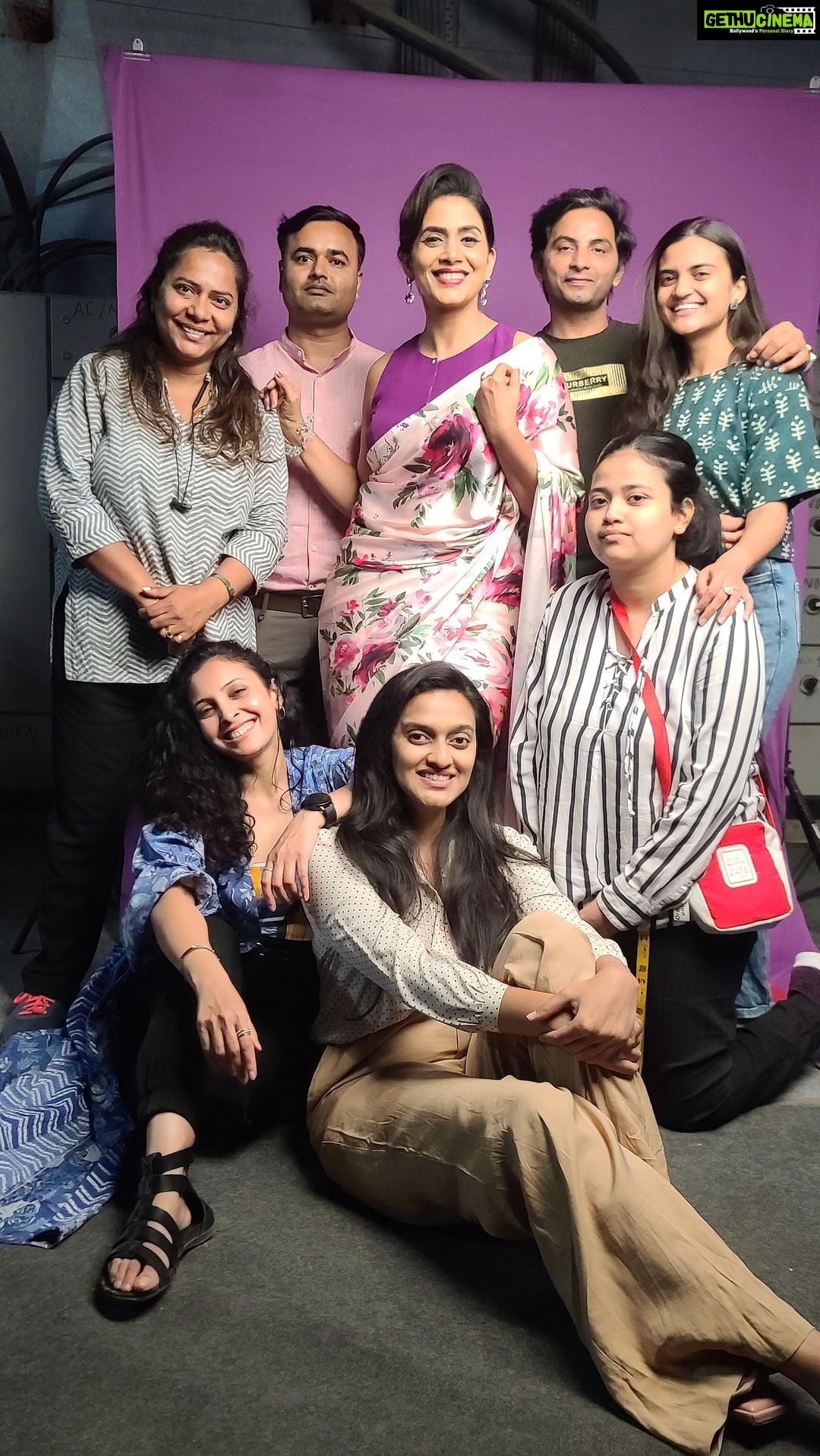 Sonali Kulkarni Instagram - Celebrating 500k insta family with my core family 😍😍💃 Gratitude 🤗 @prachethestylist @shruu_t @styledby_bhakti @stylistmanasi @bhaktiborade_hairstylist @u.upendra1982 @sujeetyadav4058 @nehanee #500k#500kfollowers#instareels#team#sokulteam