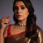 Sonali Kulkarni Instagram - आज जाने की जिद ना करो … Styled by : @prachethestylist Assisted by : @styledby_bhakti @stylistmanasi Saree : @hutsandlooms Jewellery : @minerali_store Makeup : @muabyshailesh Hair : @bhaktiborade_hairstylist 📸 : @shruu_t Coordinator: @sujeetyadav4058 @nehanee