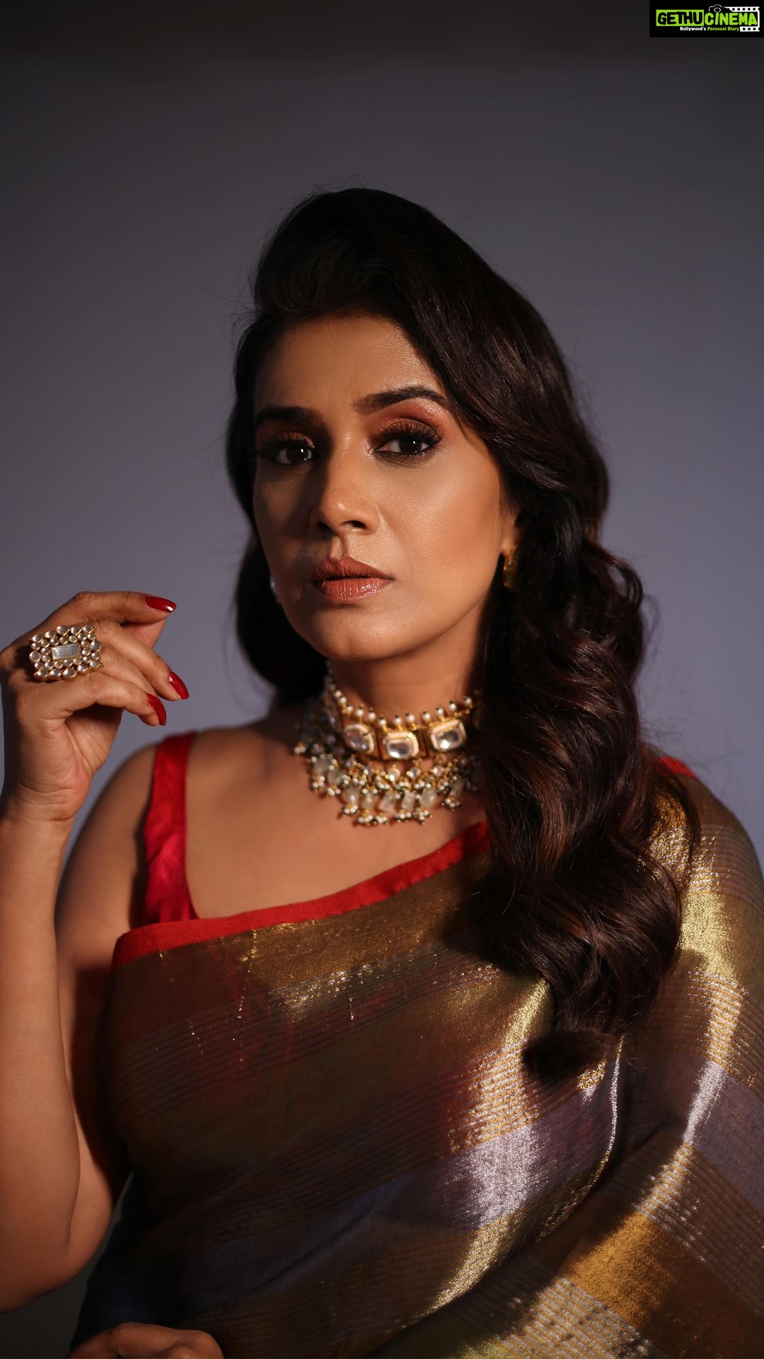 Sonali Kulkarni Instagram - आज जाने की जिद ना करो … Styled by : @prachethestylist Assisted by : @styledby_bhakti @stylistmanasi Saree : @hutsandlooms Jewellery : @minerali_store Makeup : @muabyshailesh Hair : @bhaktiborade_hairstylist 📸 : @shruu_t Coordinator: @sujeetyadav4058 @nehanee