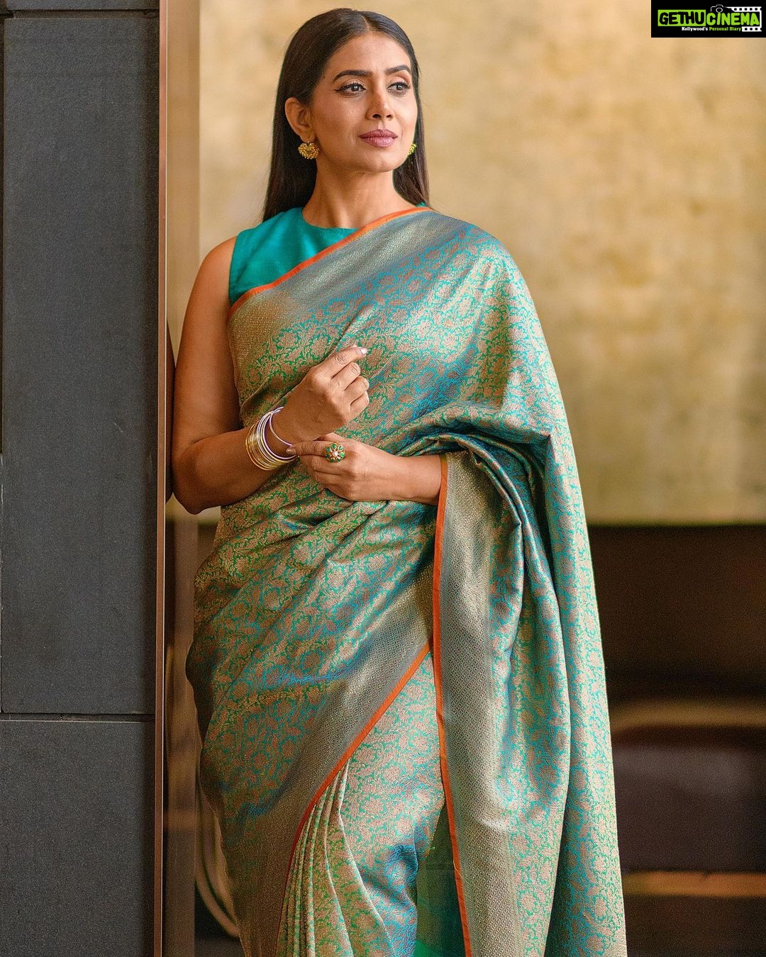 Sonali Kulkarni Instagram - Regal 💙 styled by : @prachethestylist Assisted by : @styledby_bhakti @stylistmansi Saree by : @priyankaraajiv Jewelry by : @houseofaadyaa Makeup : @sheetalpalsande Hair : @jyotisonawane91 Photos : @kaustubh_gokhale Assisted by : @sujeetyadav4058 Coordinator: @nehanee
