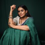 Sonali Kulkarni Instagram – The feeling when you were @anavila_m 

What a mesmerising show it was dear @anavila_m 🤗
From the sets to lights.. from models to people.. and from textures to sizes.. it feels so proud to see how you are celebrating art.. out of the box and how !!! I could feel the earth below our feet !
Wish I was a photo / video journalist and I would have loved to take everyone on this exquisite experience 💚 I’m sure many more to come.. all my best wishes and big thanks for having us for the show ♥️
Respect 🤗 
.
.
.

Styled by – @prachethestylist 
Assisted by – @mansixix 
Saree by – @anavila_m 
Jewlery by – @sangeetaboochra
MUAH – @vrushti_harkare
Photos – @shruu_t