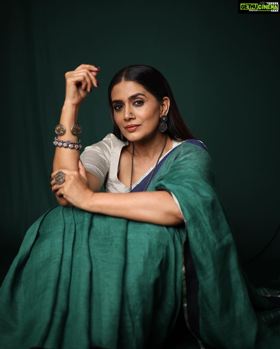 Sonali Kulkarni Instagram - The feeling when you were @anavila_m What a mesmerising show it was dear @anavila_m 🤗 From the sets to lights.. from models to people.. and from textures to sizes.. it feels so proud to see how you are celebrating art.. out of the box and how !!! I could feel the earth below our feet ! Wish I was a photo / video journalist and I would have loved to take everyone on this exquisite experience 💚 I’m sure many more to come.. all my best wishes and big thanks for having us for the show ♥️ Respect 🤗 . . . Styled by - @prachethestylist Assisted by - @mansixix Saree by - @anavila_m Jewlery by - @sangeetaboochra MUAH - @vrushti_harkare Photos - @shruu_t