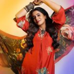 Sonali Kulkarni Instagram – रंग दे रंग दे..
रंग दे रंग दे मुझे रंग दे 🧡

Styled by : @prachethestylist 
Assisted by : @styledby_bhakti 
@mansixix
Outfit : @label_kinjalmodi @viralmantra
Makeup : @u.upendra1982
Hair : @bhaktiborade_hairstylist
Pictures : @shruu_t