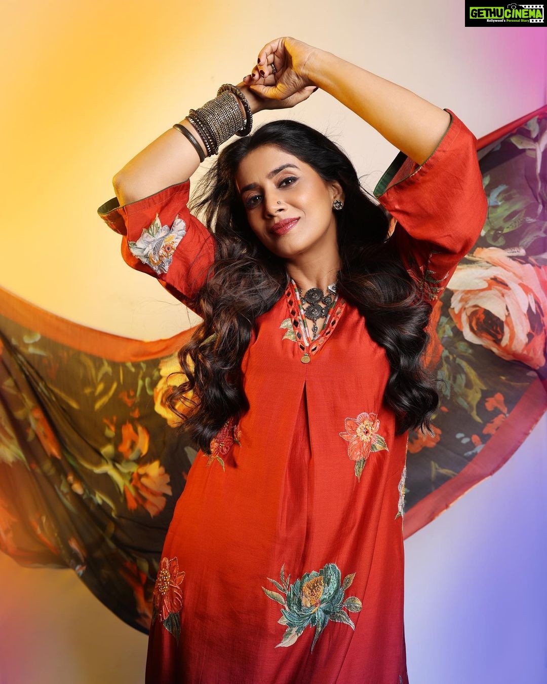 Sonali Kulkarni Instagram - रंग दे रंग दे.. रंग दे रंग दे मुझे रंग दे 🧡 Styled by : @prachethestylist Assisted by : @styledby_bhakti @mansixix Outfit : @label_kinjalmodi @viralmantra Makeup : @u.upendra1982 Hair : @bhaktiborade_hairstylist Pictures : @shruu_t