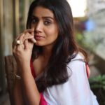 Sonali Kulkarni Instagram - Dreams in my heart … Styled by: @prachethestylist Assisted by: @styledby_bhakti Saree : @moresha_sameera_dalvi Hair : @anitahunurkar 📸 : @shruu_t