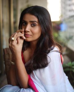 Sonali Kulkarni Instagram - Dreams in my heart … 

Styled by: @prachethestylist 
Assisted by: @styledby_bhakti 
Saree : @moresha_sameera_dalvi 
Hair : @anitahunurkar 
📸 : @shruu_t