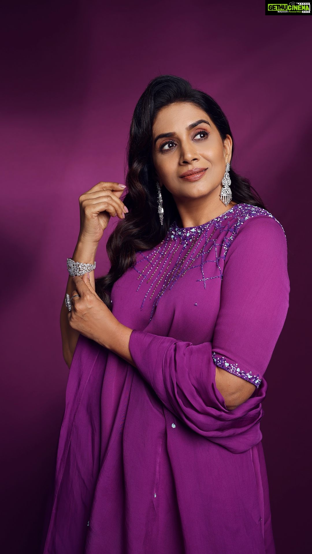 Sonali Kulkarni Instagram - दिलबर 💜 Styled by - @prachethestylist Assisted by - @styledby_bhakti Outfit - @palanquine_bysandhyashah @offbeatmediain Jewlery - @azotiique Hair - @bhaktiborade_hairstylist Makeup - @muabyshailesh Coordin - @sujeetyadav4058 📸 : @shruu_t Coming soon on @hasyjatra2.0