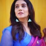 Sonali Kulkarni Instagram – धूपसे निकलके
छाओं से फिसलके..
हम मिले जहां पर
लम्हा थम गया.. 

Styled by : @prachethestylist 
Assisted by :
@styledby_bhakti 
@mansixix
Saree : @suparna_som
Managed by: @arwakaka.Pr
Jewlery : @azotiique
Hair : @bhaktiborade_haitstylist 
Makeup : @muabyshailesh 
📸: @shruu_t