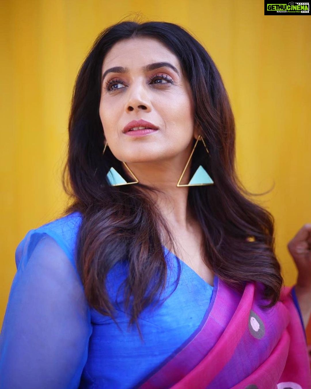 Sonali Kulkarni Instagram - धूपसे निकलके छाओं से फिसलके.. हम मिले जहां पर लम्हा थम गया.. Styled by : @prachethestylist Assisted by : @styledby_bhakti @mansixix Saree : @suparna_som Managed by: @arwakaka.Pr Jewlery : @azotiique Hair : @bhaktiborade_haitstylist Makeup : @muabyshailesh 📸: @shruu_t