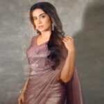 Sonali Kulkarni Instagram - बदन पे सितारे लपेटे हुए ✨✨✨ . . . Styled by - @prachethestylist Assisted by - @styledby_bhakti @stylistmanasi Outfit - @roots_by_rohini Jewlery - @rosaamoris Hair - @hairby_vidhya Makeup- @u.upendra1982 📸 - @shrutisbagwe