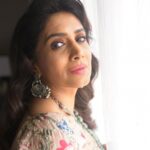 Sonali Kulkarni Instagram - Waiting.. you know for whom.. ☔️ Styled by : @prachethestylist Assisted by : @stylistmanasi Saree : @archanajaju.in @elevate_promotions Jewlery : @azotiique Hair : @hairby_vidhya 📸 : @kaustubh_gokhale