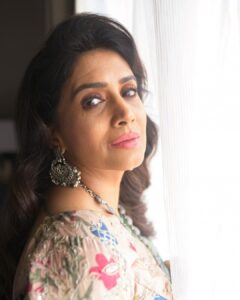 Sonali Kulkarni Instagram - Waiting.. you know for whom.. ☔️ 

Styled by : @prachethestylist
Assisted by : @stylistmanasi
Saree : @archanajaju.in @elevate_promotions
Jewlery :  @azotiique
Hair : @hairby_vidhya 
📸 : @kaustubh_gokhale
