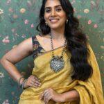 Sonali Kulkarni Instagram - Feeling beautiful.. Do you remember birthday boy @milindphatak , you had gifted me this gorgeous saree 😍 I know it’s your birthday, but I am loving my gift 💛 Styled by : @prachethestylist 💕 HMU : @bhaktiborade_hairstylist