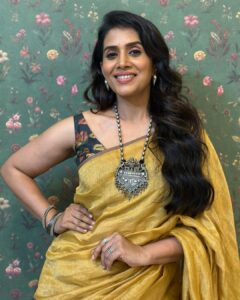 Sonali Kulkarni Instagram - Feeling beautiful..
Do you remember birthday boy @milindphatak , you had gifted me this gorgeous saree 😍 I know it’s your birthday, but I am loving my gift 💛

Styled by : @prachethestylist 💕
HMU : @bhaktiborade_hairstylist