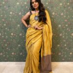 Sonali Kulkarni Instagram - Feeling beautiful.. Do you remember birthday boy @milindphatak , you had gifted me this gorgeous saree 😍 I know it’s your birthday, but I am loving my gift 💛 Styled by : @prachethestylist 💕 HMU : @bhaktiborade_hairstylist