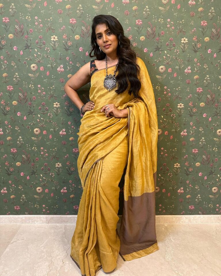 Sonali Kulkarni Instagram - Feeling beautiful.. Do you remember birthday boy @milindphatak , you had gifted me this gorgeous saree 😍 I know it’s your birthday, but I am loving my gift 💛 Styled by : @prachethestylist 💕 HMU : @bhaktiborade_hairstylist