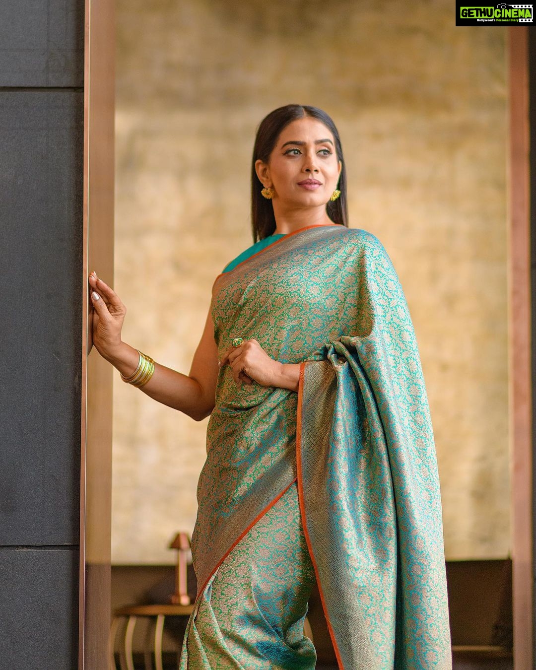 Sonali Kulkarni Instagram - Regal 💙 styled by : @prachethestylist Assisted by : @styledby_bhakti @stylistmansi Saree by : @priyankaraajiv Jewelry by : @houseofaadyaa Makeup : @sheetalpalsande Hair : @jyotisonawane91 Photos : @kaustubh_gokhale Assisted by : @sujeetyadav4058 Coordinator: @nehanee