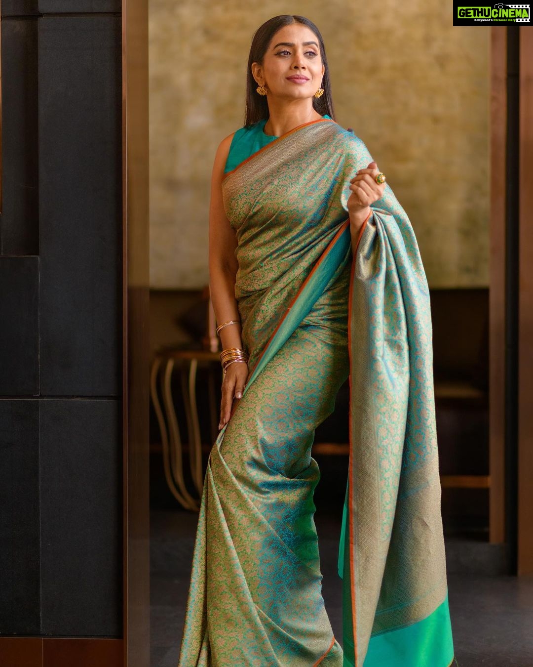 Sonali Kulkarni Instagram - Regal 💙 styled by : @prachethestylist Assisted by : @styledby_bhakti @stylistmansi Saree by : @priyankaraajiv Jewelry by : @houseofaadyaa Makeup : @sheetalpalsande Hair : @jyotisonawane91 Photos : @kaustubh_gokhale Assisted by : @sujeetyadav4058 Coordinator: @nehanee