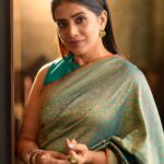 Sonali Kulkarni Instagram - Regal 💙 styled by : @prachethestylist Assisted by : @styledby_bhakti @stylistmansi Saree by : @priyankaraajiv Jewelry by : @houseofaadyaa Makeup : @sheetalpalsande Hair : @jyotisonawane91 Photos : @kaustubh_gokhale Assisted by : @sujeetyadav4058 Coordinator: @nehanee