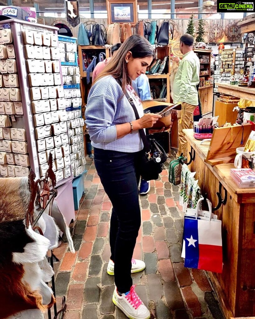 Sonali Kulkarni Instagram - Temptation of shopping n wearing the cowboy hat 🎩 when in Texas,be like a Texan.. Thanks @ananyavsathe for these lovely clicks 🤗 #stockyards#texas#usa🇺🇸 #travelgram #traveldiaries Stockyards FortWorth Texas