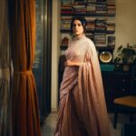 Sonali Kulkarni Instagram – Wrapped in the enchanting rose gold sequins, a saree fit for a queen 👑 Proud to wear the masterpiece crafted by the talented designer, Richa. Her entrepreneurial spirit and dedication to her craft is truly inspiring !
💫 

Styled by : @prachethestylist 
Assisted by : @styledby_bhakti 
Saree : @rajkumari_by_richahaware 
Makeup : @u.upendra1982 
Hair : @bhaktiborade_hairstylist 
📸 : @shrutiibagwe 

#FemaleDesigner #SareeLove #AwardFunctionReady #RichaDesigns #zeeawards