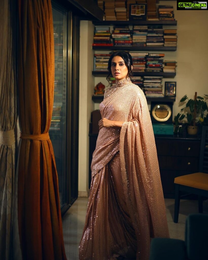 Sonali Kulkarni Instagram - Wrapped in the enchanting rose gold sequins, a saree fit for a queen 👑 Proud to wear the masterpiece crafted by the talented designer, Richa. Her entrepreneurial spirit and dedication to her craft is truly inspiring ! 💫 Styled by : @prachethestylist Assisted by : @styledby_bhakti Saree : @rajkumari_by_richahaware Makeup : @u.upendra1982 Hair : @bhaktiborade_hairstylist 📸 : @shrutiibagwe #FemaleDesigner #SareeLove #AwardFunctionReady #RichaDesigns #zeeawards