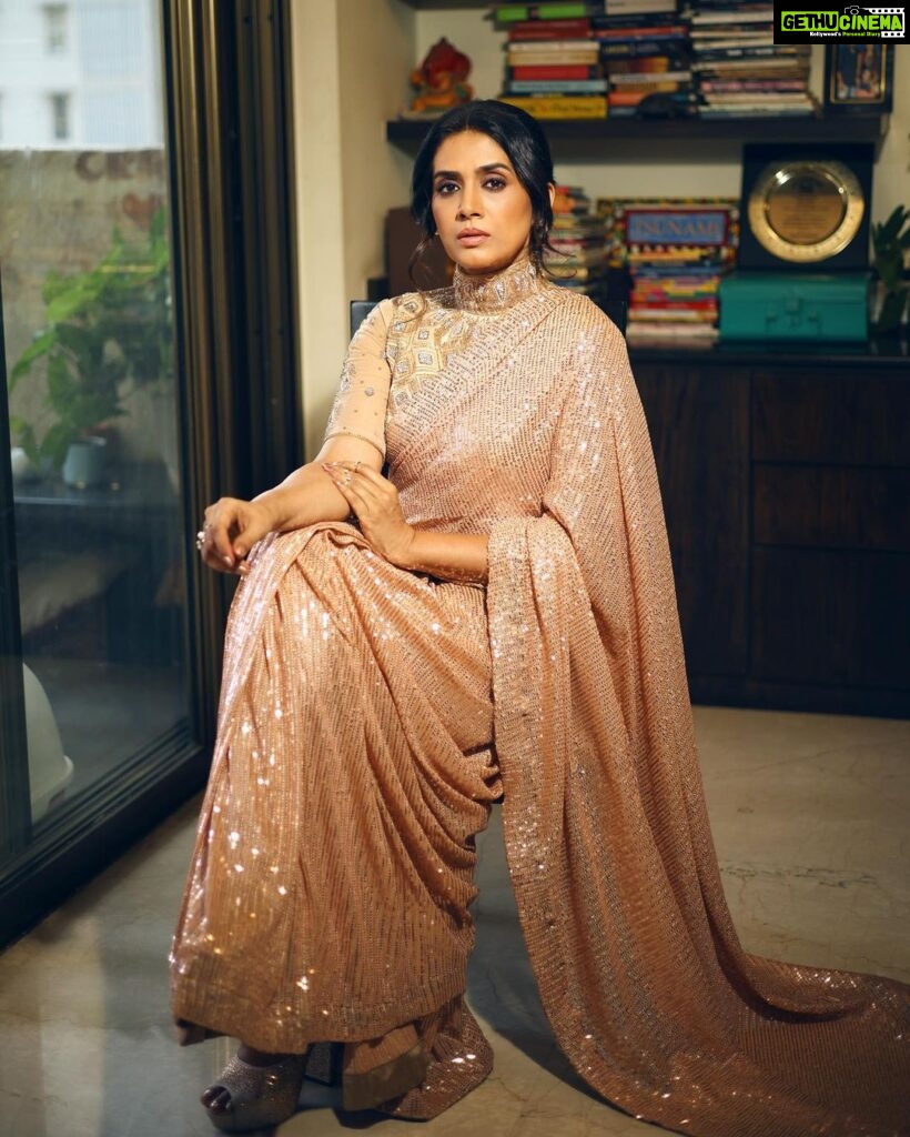 Sonali Kulkarni Instagram - Wrapped in the enchanting rose gold sequins, a saree fit for a queen 👑 Proud to wear the masterpiece crafted by the talented designer, Richa. Her entrepreneurial spirit and dedication to her craft is truly inspiring ! 💫 Styled by : @prachethestylist Assisted by : @styledby_bhakti Saree : @rajkumari_by_richahaware Makeup : @u.upendra1982 Hair : @bhaktiborade_hairstylist 📸 : @shrutiibagwe #FemaleDesigner #SareeLove #AwardFunctionReady #RichaDesigns #zeeawards