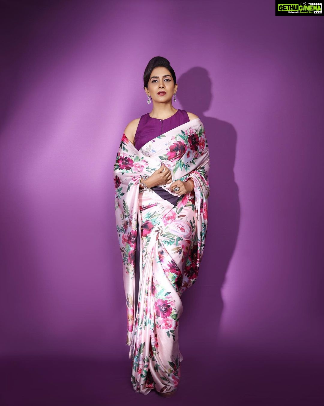 Sonali Kulkarni Instagram - हसीन दिलरूबा … Styled by : @prachethestylist Assisted by : @styledby_bhakti @mansixix Saree by : @moresha_sameera_dalvi Makeup : @u.upendra1982 Hair : @bhaktiborade_hairstylist 📸 : @shrutiibagwe
