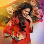 Sonali Kulkarni Instagram – रंग दे रंग दे..
रंग दे रंग दे मुझे रंग दे 🧡

Styled by : @prachethestylist 
Assisted by : @styledby_bhakti 
@mansixix
Outfit : @label_kinjalmodi @viralmantra
Makeup : @u.upendra1982
Hair : @bhaktiborade_hairstylist
Pictures : @shruu_t
