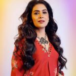 Sonali Kulkarni Instagram – रंग दे रंग दे..
रंग दे रंग दे मुझे रंग दे 🧡

Styled by : @prachethestylist 
Assisted by : @styledby_bhakti 
@mansixix
Outfit : @label_kinjalmodi @viralmantra
Makeup : @u.upendra1982
Hair : @bhaktiborade_hairstylist
Pictures : @shruu_t