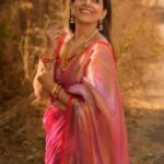 Sonali Kulkarni Instagram – सखी मी मजं हरपूनं… बसले गं.. 

Styled by : @prachethestylist 
Assisted by : @styledby_bhakti 
Saree : @hutsandlooms 
Coordinator: @sujeetyadav4058 
📸 : @kaustubh_gokhale