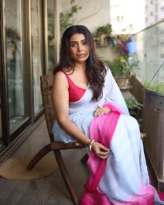 Sonali Kulkarni Instagram - Dreams in my heart … 

Styled by: @prachethestylist 
Assisted by: @styledby_bhakti 
Saree : @moresha_sameera_dalvi 
Hair : @anitahunurkar 
📸 : @shruu_t