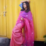 Sonali Kulkarni Instagram – धूपसे निकलके
छाओं से फिसलके..
हम मिले जहां पर
लम्हा थम गया.. 

Styled by : @prachethestylist 
Assisted by :
@styledby_bhakti 
@mansixix
Saree : @suparna_som
Managed by: @arwakaka.Pr
Jewlery : @azotiique
Hair : @bhaktiborade_haitstylist 
Makeup : @muabyshailesh 
📸: @shruu_t