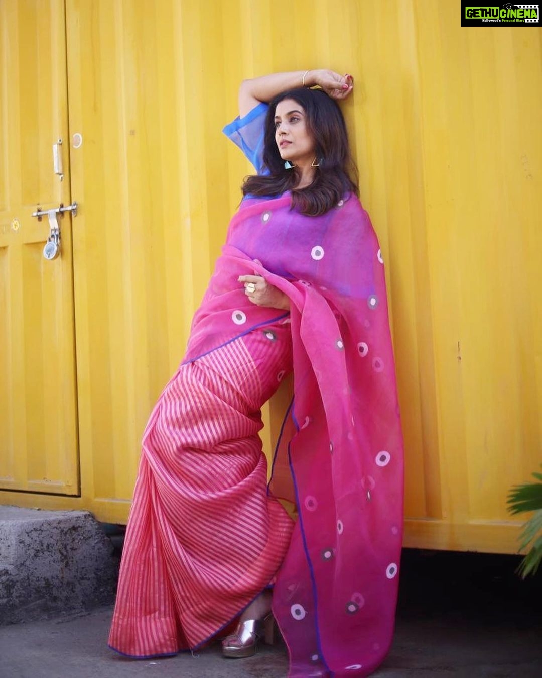 Sonali Kulkarni Instagram - धूपसे निकलके छाओं से फिसलके.. हम मिले जहां पर लम्हा थम गया.. Styled by : @prachethestylist Assisted by : @styledby_bhakti @mansixix Saree : @suparna_som Managed by: @arwakaka.Pr Jewlery : @azotiique Hair : @bhaktiborade_haitstylist Makeup : @muabyshailesh 📸: @shruu_t