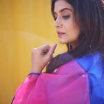 Sonali Kulkarni Instagram - धूपसे निकलके छाओं से फिसलके.. हम मिले जहां पर लम्हा थम गया.. Styled by : @prachethestylist Assisted by : @styledby_bhakti @mansixix Saree : @suparna_som Managed by: @arwakaka.Pr Jewlery : @azotiique Hair : @bhaktiborade_haitstylist Makeup : @muabyshailesh 📸: @shruu_t