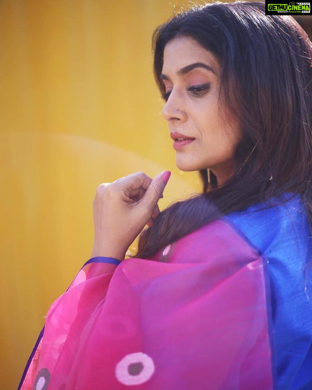 Sonali Kulkarni Instagram - धूपसे निकलके छाओं से फिसलके.. हम मिले जहां पर लम्हा थम गया.. Styled by : @prachethestylist Assisted by : @styledby_bhakti @mansixix Saree : @suparna_som Managed by: @arwakaka.Pr Jewlery : @azotiique Hair : @bhaktiborade_haitstylist Makeup : @muabyshailesh 📸: @shruu_t