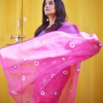Sonali Kulkarni Instagram - धूपसे निकलके छाओं से फिसलके.. हम मिले जहां पर लम्हा थम गया.. Styled by : @prachethestylist Assisted by : @styledby_bhakti @mansixix Saree : @suparna_som Managed by: @arwakaka.Pr Jewlery : @azotiique Hair : @bhaktiborade_haitstylist Makeup : @muabyshailesh 📸: @shruu_t