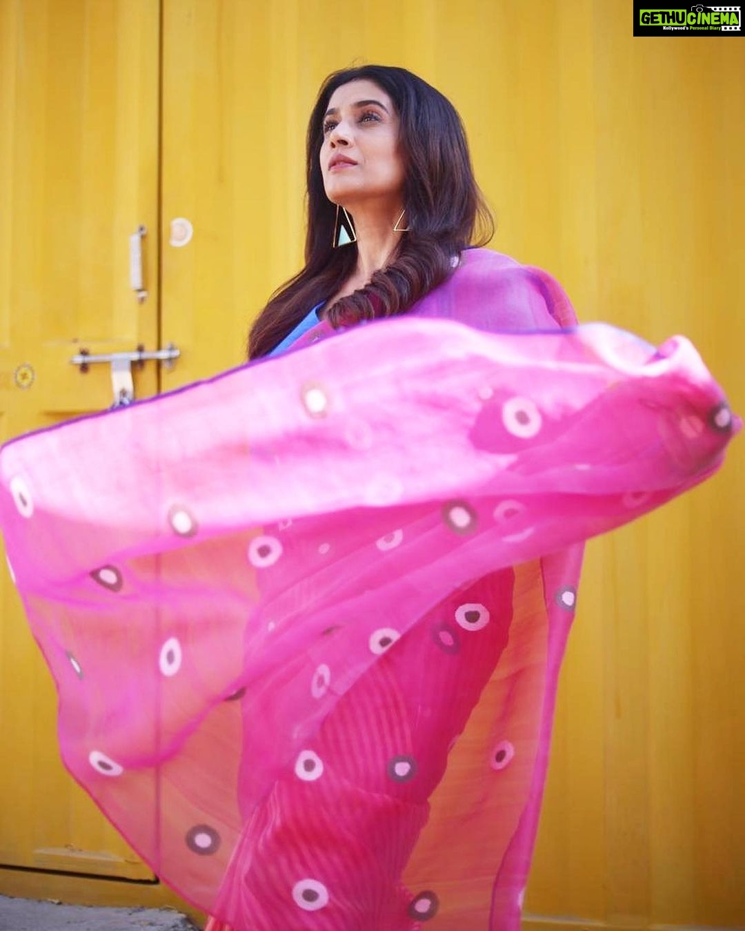 Sonali Kulkarni Instagram - धूपसे निकलके छाओं से फिसलके.. हम मिले जहां पर लम्हा थम गया.. Styled by : @prachethestylist Assisted by : @styledby_bhakti @mansixix Saree : @suparna_som Managed by: @arwakaka.Pr Jewlery : @azotiique Hair : @bhaktiborade_haitstylist Makeup : @muabyshailesh 📸: @shruu_t