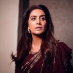 Sonali Kulkarni Instagram - Mood.. . . Styled by : @prachethestylist Assisted by : @styledby_bhakti @mansixix Outfit : @shivaliahmedabad @auorstudio Jewellery : @azotiique Makeup : @u.upendra1982 Hair : @bhaktiborade_hairstylist 📸 : @dadhi_wala Coordinator: @sujeetyadav4058