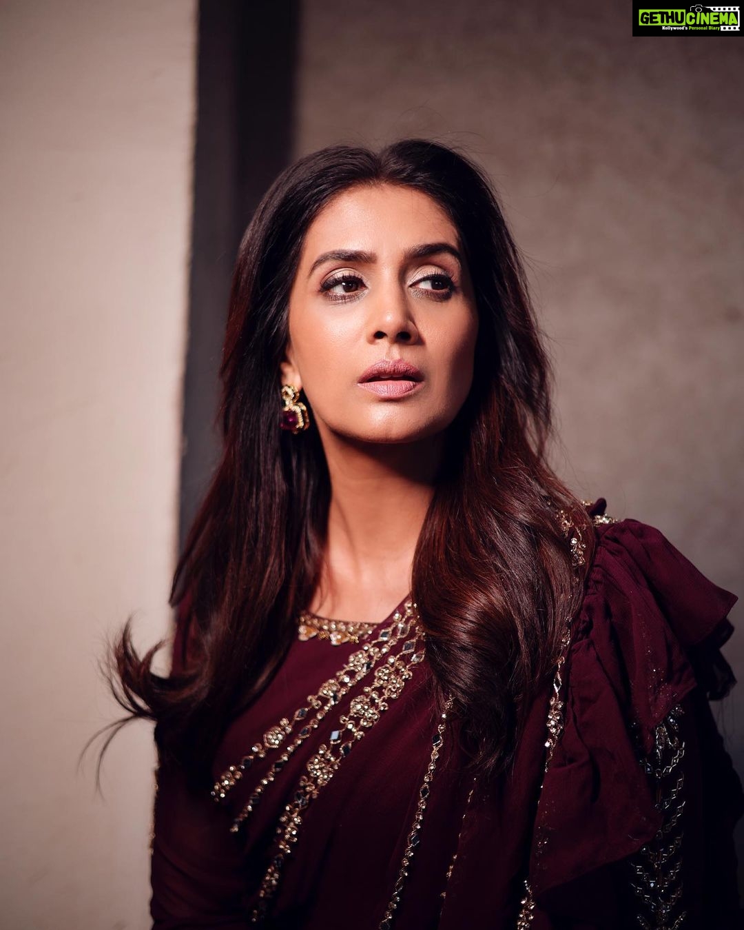 Sonali Kulkarni Instagram - Mood.. . . Styled by : @prachethestylist Assisted by : @styledby_bhakti @mansixix Outfit : @shivaliahmedabad @auorstudio Jewellery : @azotiique Makeup : @u.upendra1982 Hair : @bhaktiborade_hairstylist 📸 : @dadhi_wala Coordinator: @sujeetyadav4058