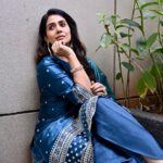 Sonali Kulkarni Instagram - घननीळा ….. Styled by : @prachethestylist Assisted by : @styledby_bhakti Outfit : @moresha_sameera_dalvi Earring : @shesaidyes.plv_jewellery Bangles : @vivinia_designer_jewelery 📸 : @nikhilpanditphotography