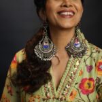 Sonali Kulkarni Instagram – மார்கழி பூவே… 
Maargazhi Poovea… 
A winter flower 🌼

Styled by : @prachethestylist 
Assisted by :  @styledby_bhakti
Outfit : @label_kinjalmodi
@viralmantra
Earrings: @keiyura_jewelry
Bracelet and ring : @pinklanebyrashi
Hair : @bhaktiborade_hairstylist 
Makeup : @muabyshailesh 
📸 : @shruu_t